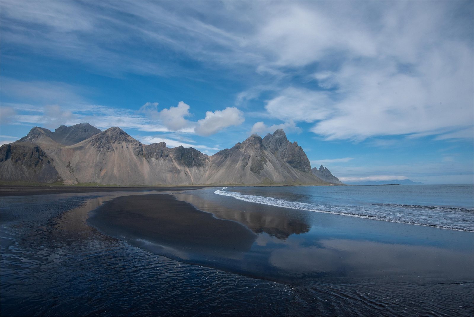 Vestrahorn við Stokksnes með svartan sand og strandlandslag í forgrunni