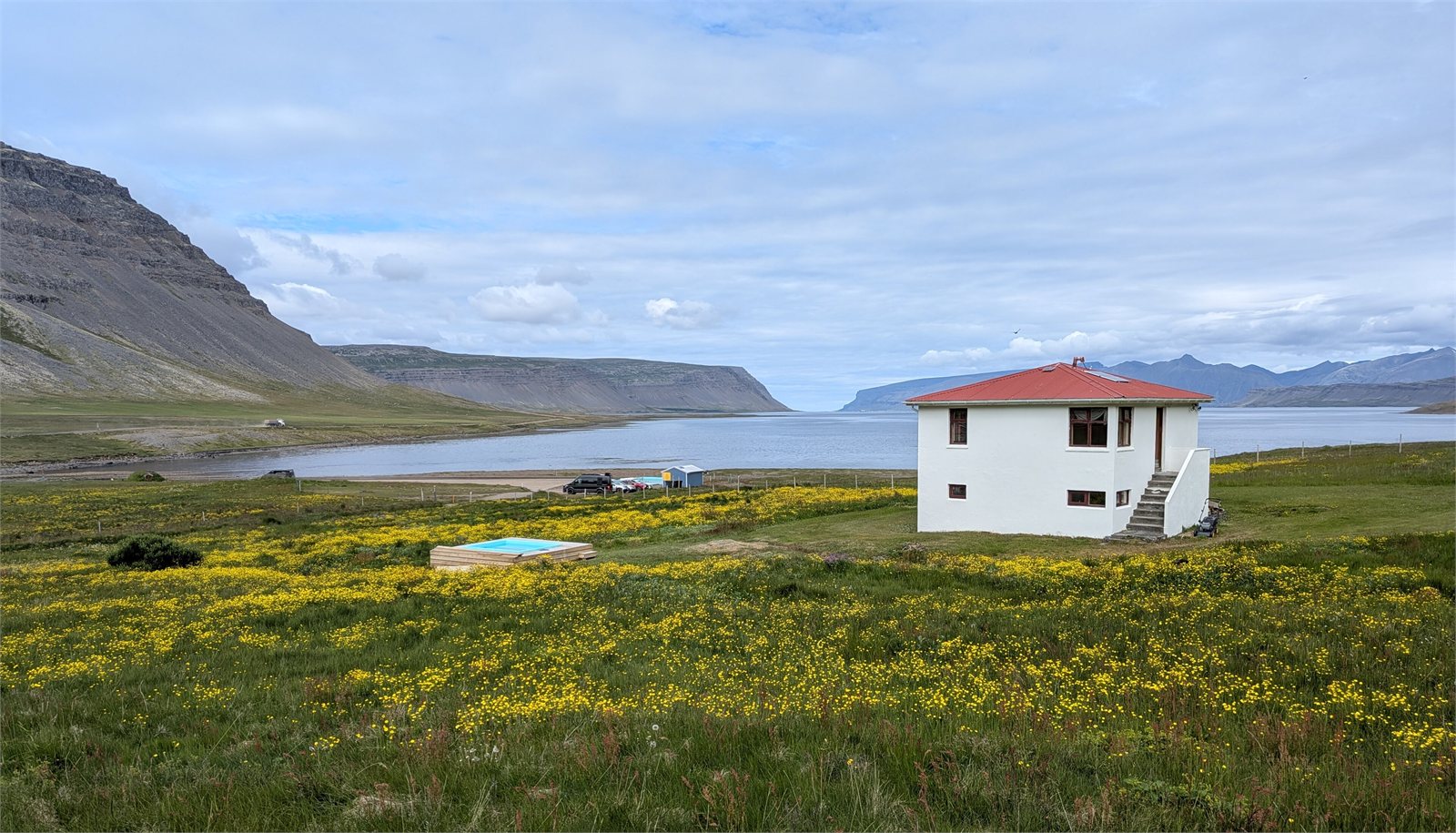 Landslag í Reykjarfirði í Arnarfirði, þar sem náttúrulaugin er staðsett