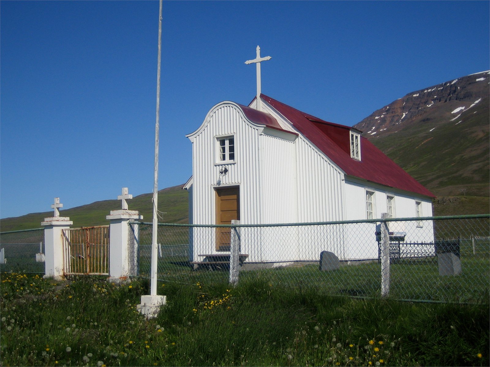 Bægisárkirkja er í Möðruvallaprestakalli í Eyjafjarðarprófastsdæmi. Timburhús reist 1858.